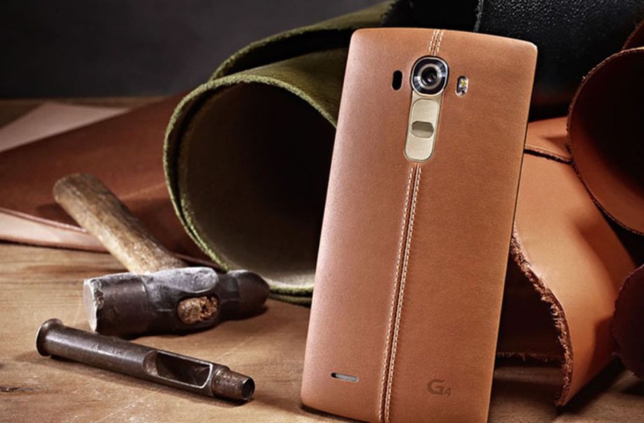 Mặt lưng của  LG G4 khác lạ với ốp da sang trọng và tinh tế. Đây không phải là chất liệu mới trong lĩnh vực điện thoại, nhưng LG đã khôn khéo để mang đến sự khác lạ đầy hấp dẫn.